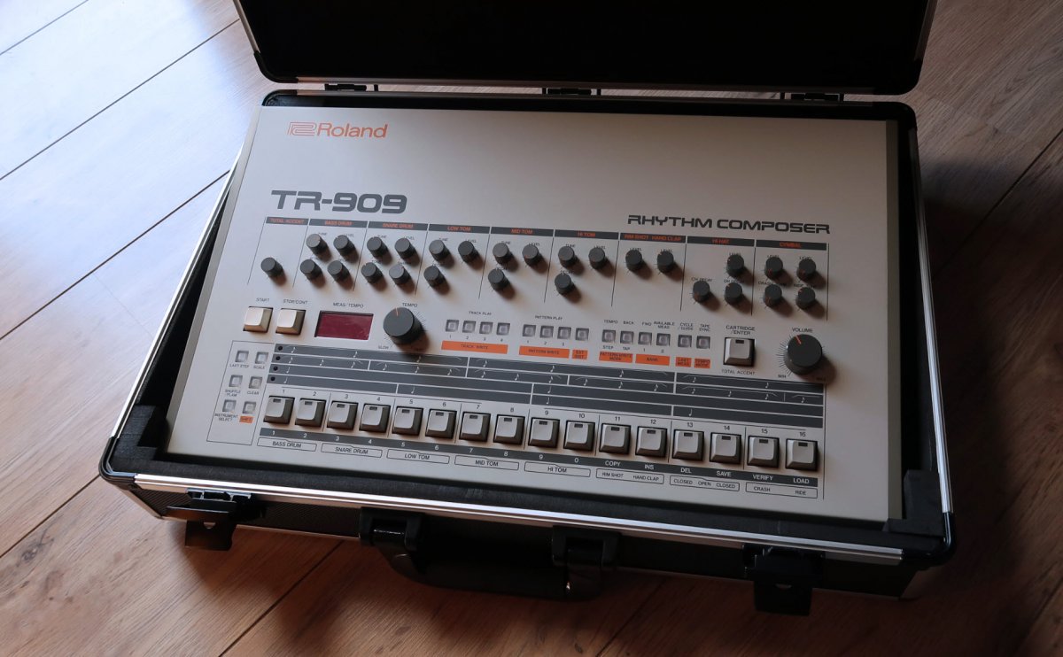 Roland TR-909 Case-01.jpg